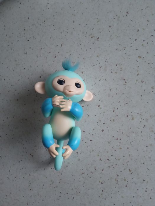 Interaktywna zabawka małpka