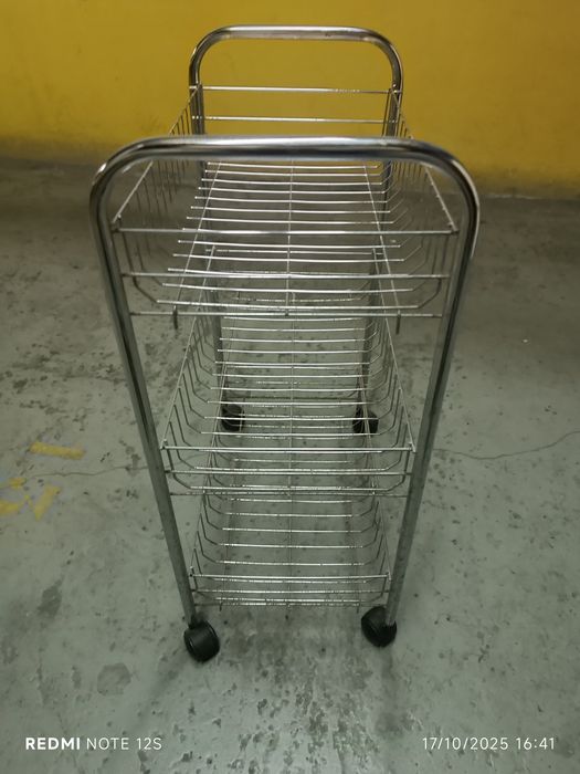 Carrinho de arrumação cromado com rodas
