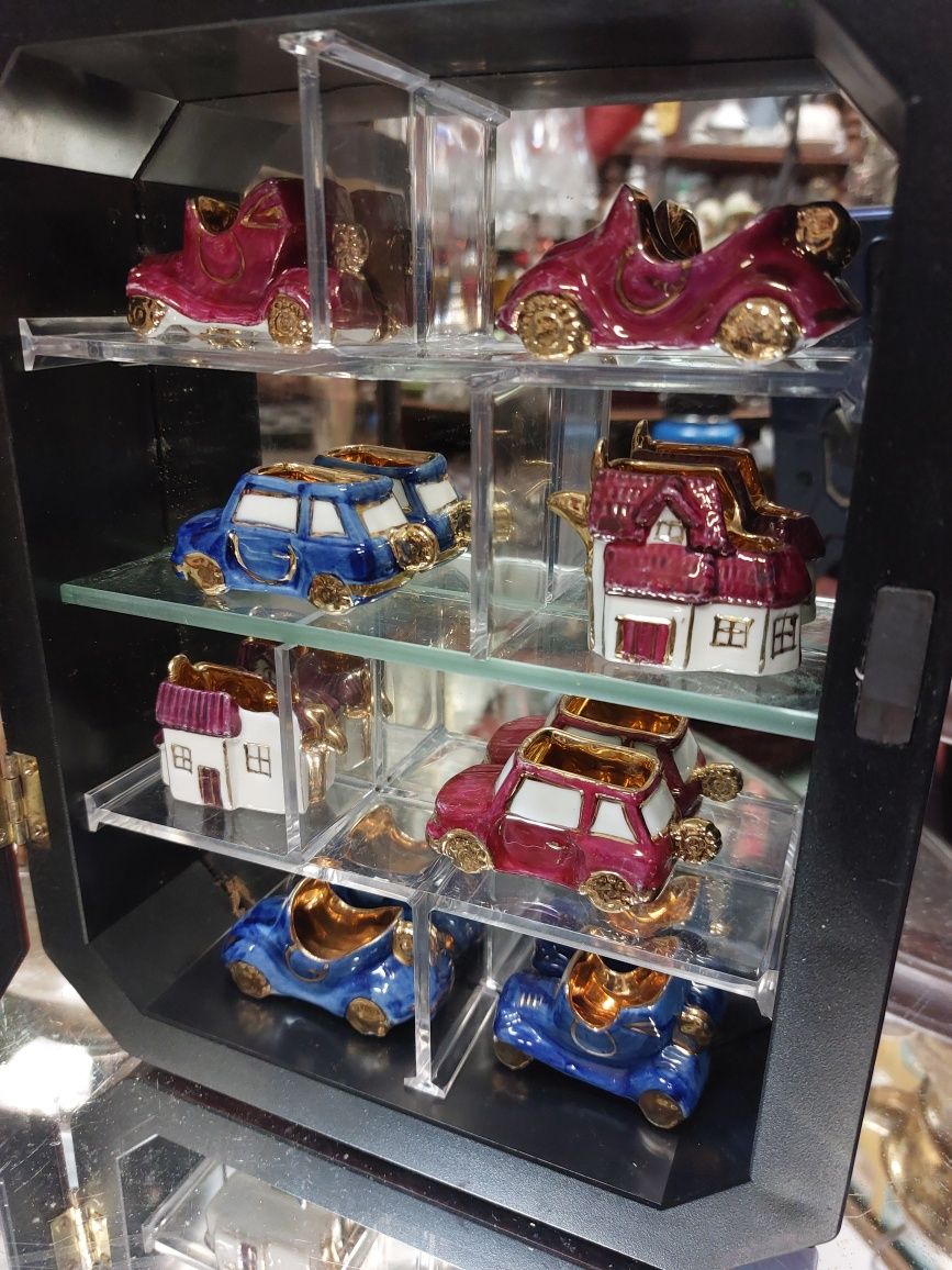 Vitrine com 8 miniaturas em porcelana