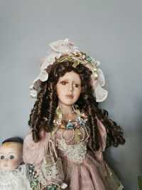 Porcelanowa lalka ze stojakiem
