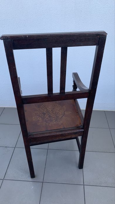 Cadeira antiga com braços