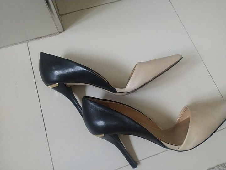 Sapatos cores beje e preto.
