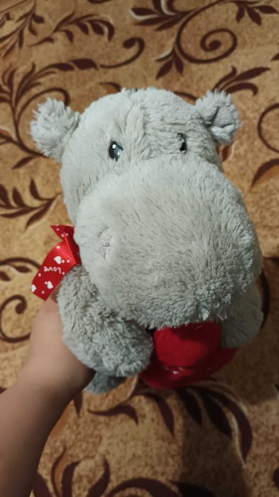 Іграшка люблячий бегемотик