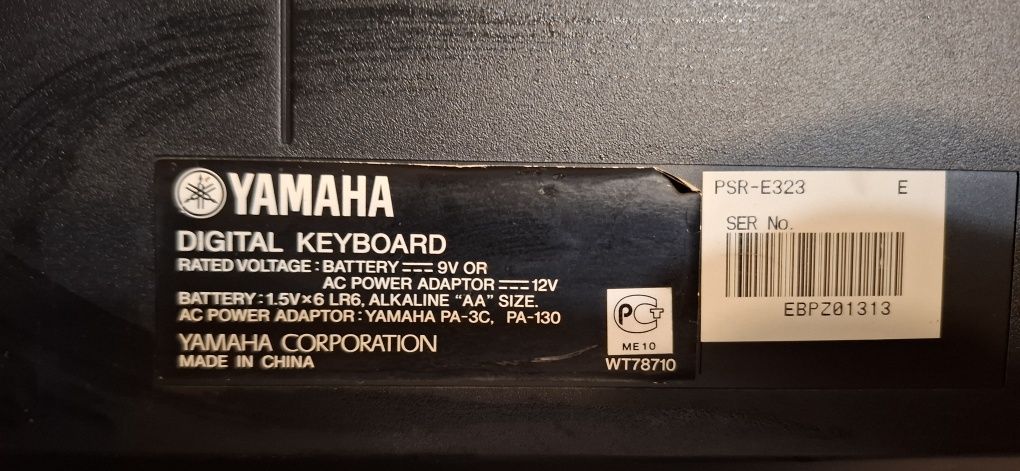 Keyboard YAMAHA PSR E323, że stojakiem, oparciem na nuty i ładowarką,