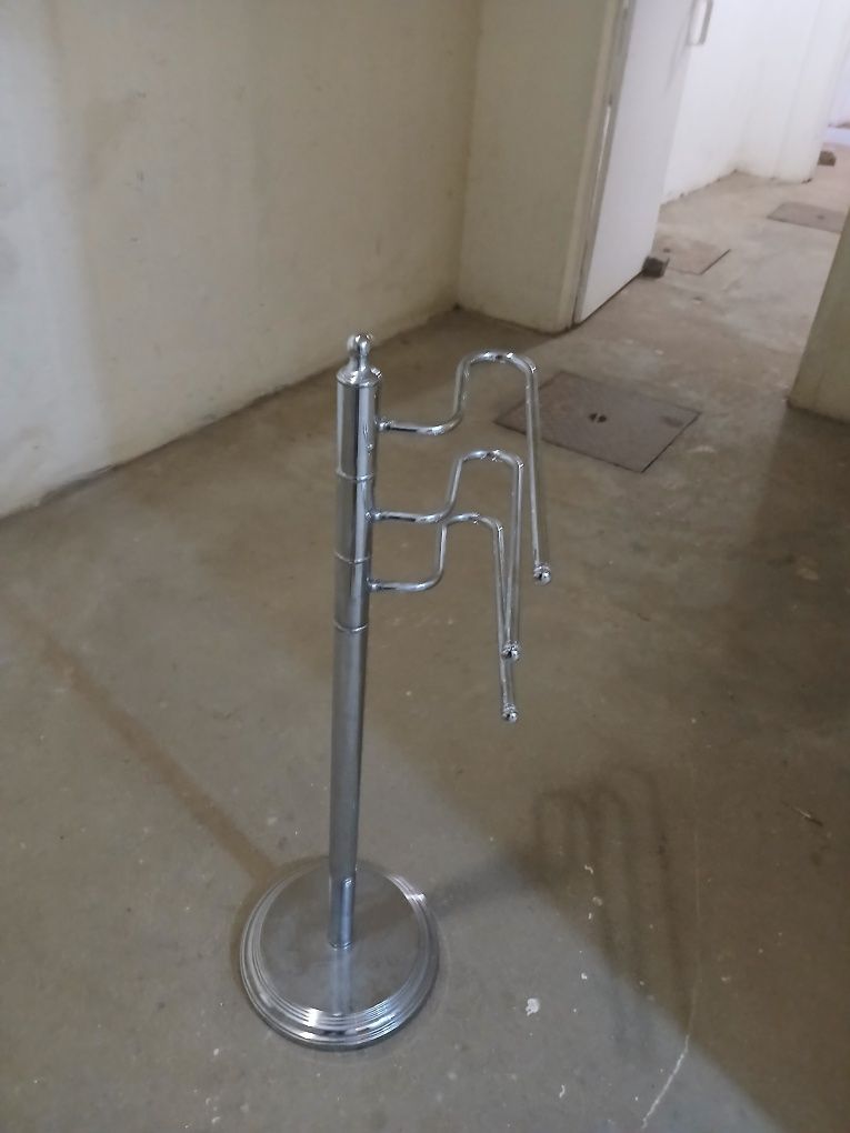Toalheiro de pé em metal