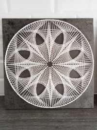 Obraz. Mandal koło wykonana metodą string art. Dekoracja