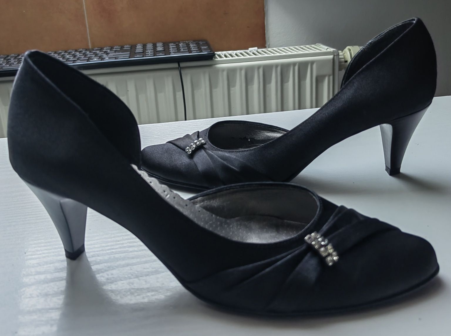 Szpilki czarne satynowe nr37"Latino Style "nowe.