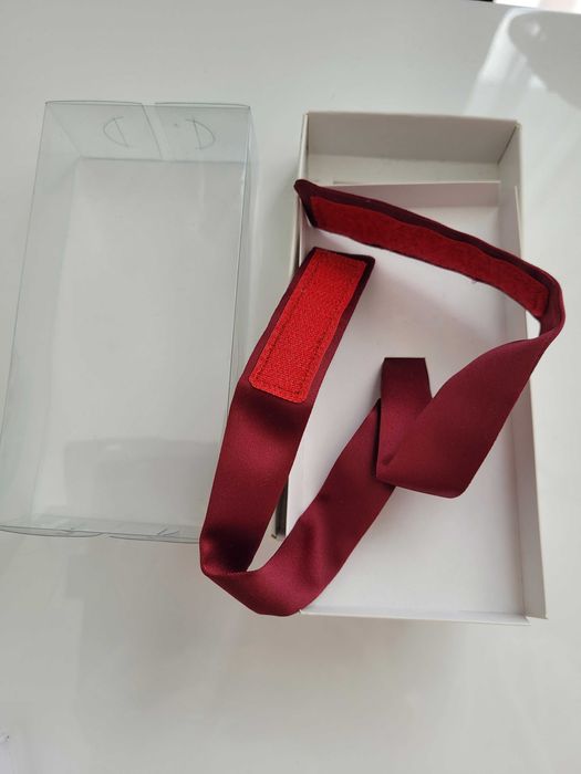 Burgundowa muszka mucha