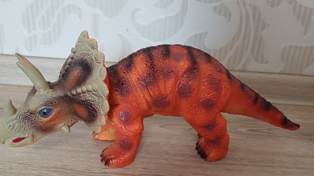Іграшкові динозаври.