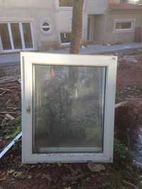 janela PVC com Oscilaobatente