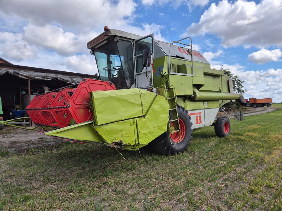 Kombajn claas dominator 88s z przystawka do kukurydzy