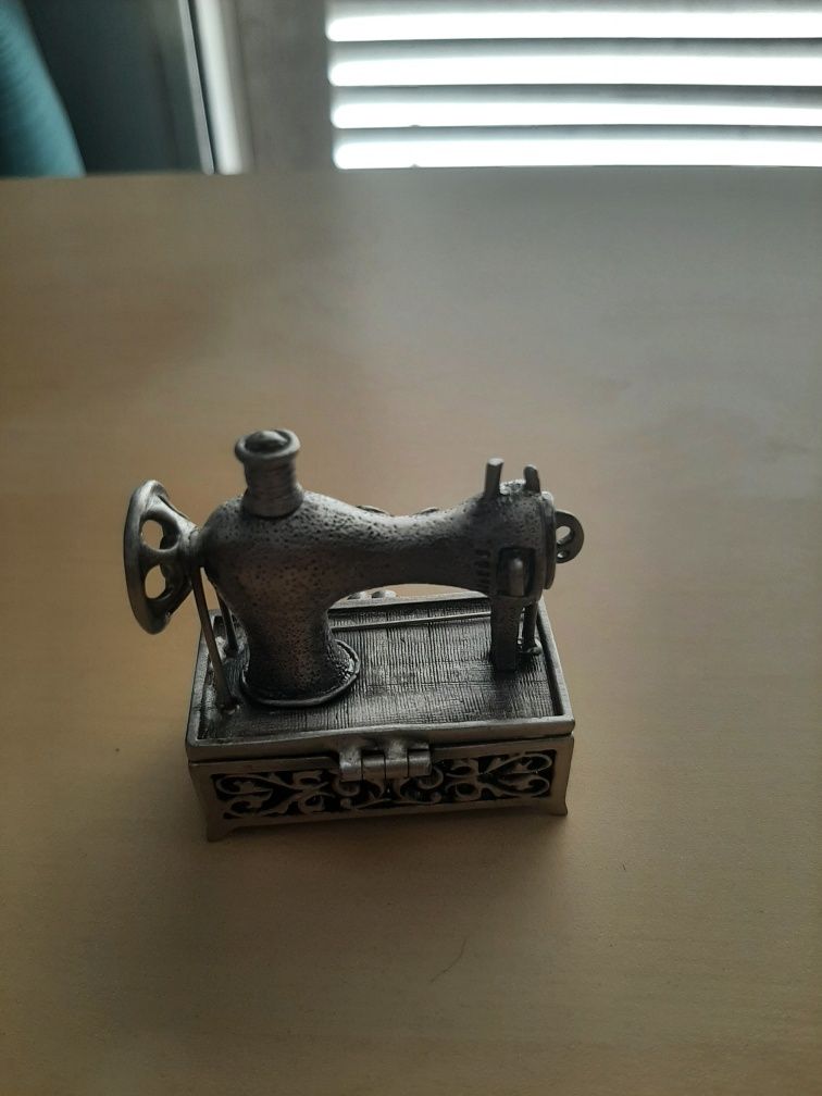 Máquina de costura miniatura em estanho feita à mão.
