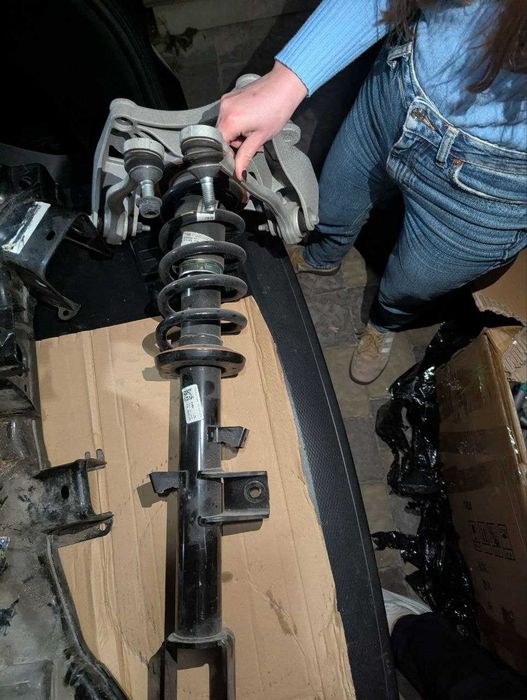 Елементи ходова підвіска амортизатори важелі супорта Cadillac LYRIQ