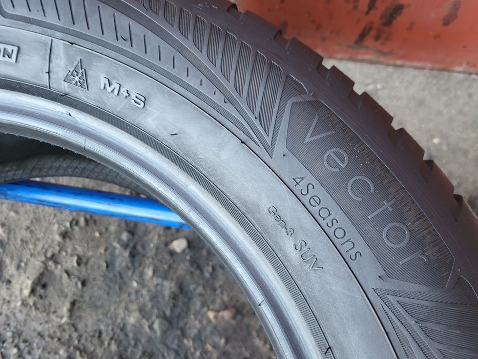 225/60/18 R18 GoodYear Vector4Seasons 2шт ціна за 1шт шини