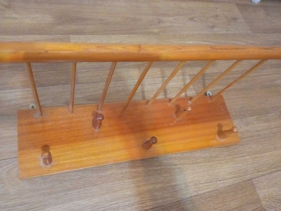 Вешалка деревянная с верхней полочкой.