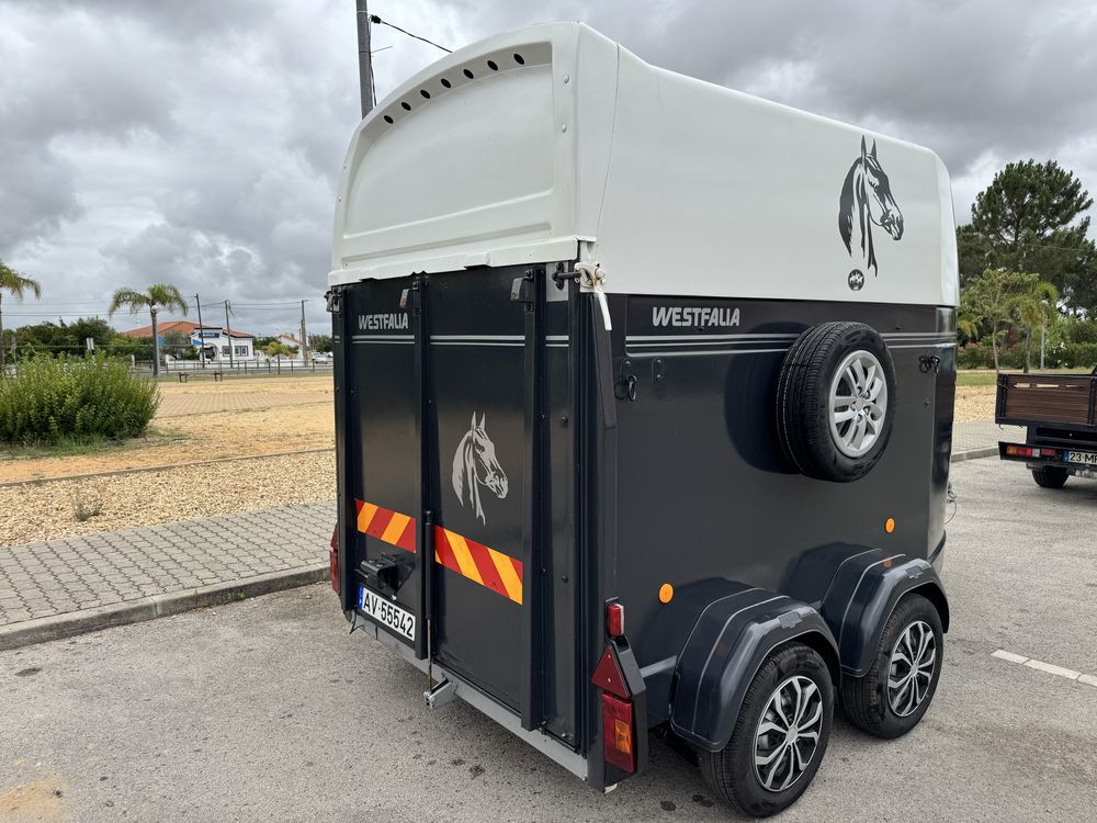 Atrelado para transporte de 2 cavalos