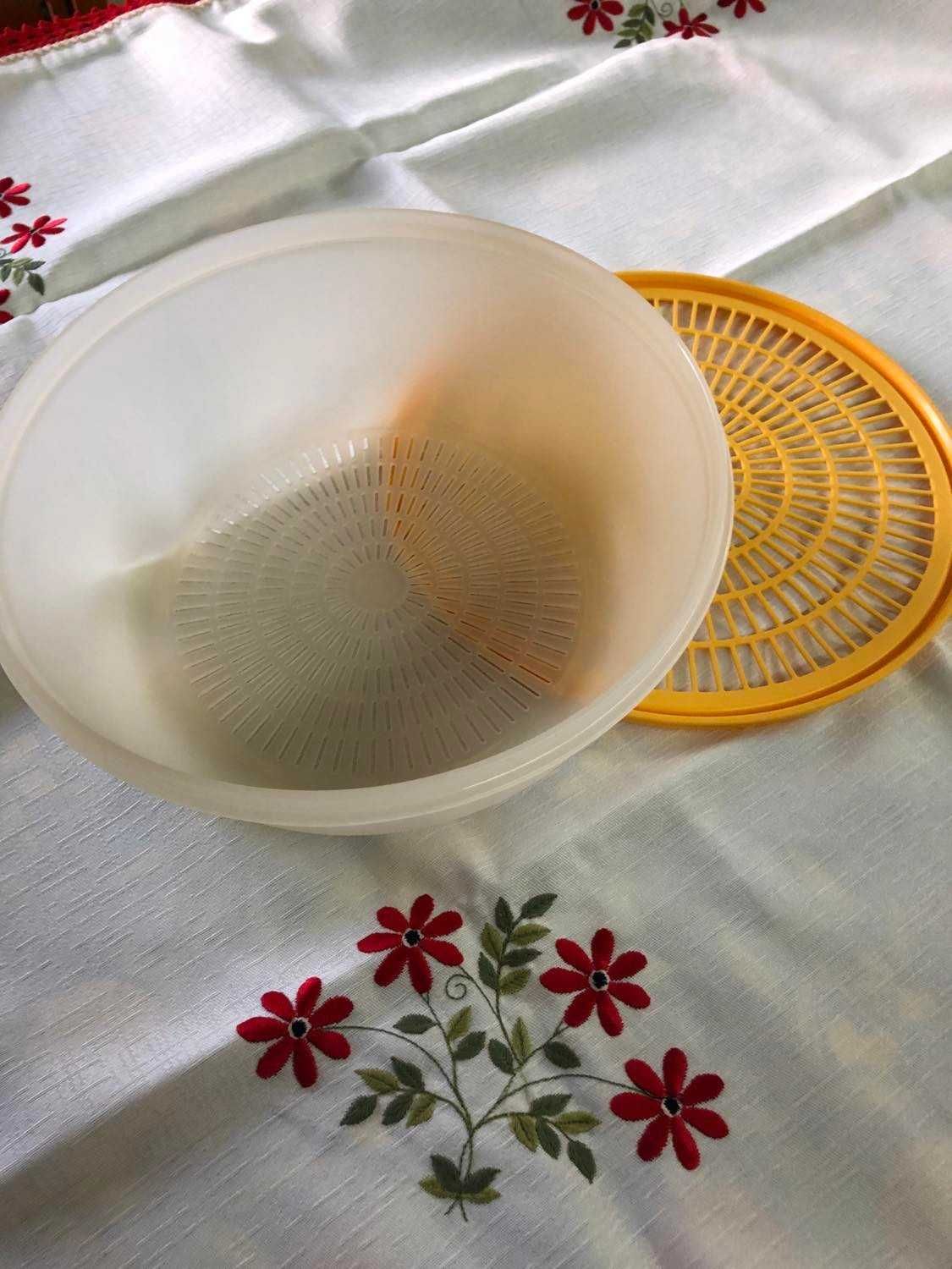 Caixas e taças Tupperware