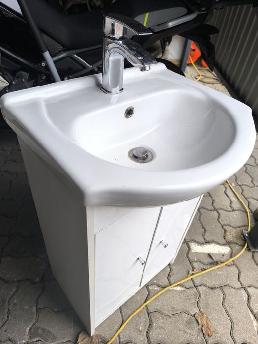 Szafka z umywalką i kranem