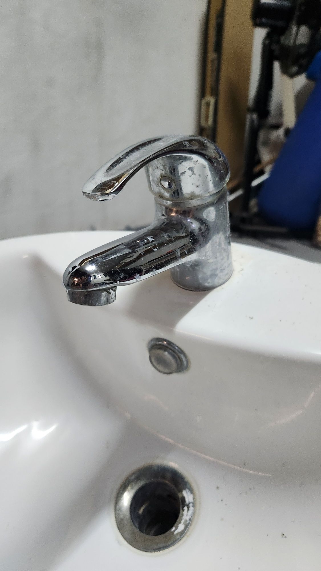 Lavatório para casa de banho branco com torneira misturadora