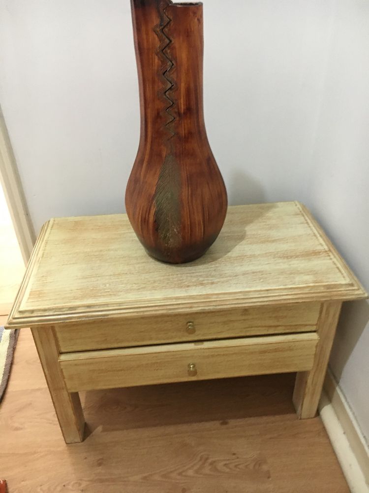 Vendo uma mesa com jaro , otimo estado muito bonita
