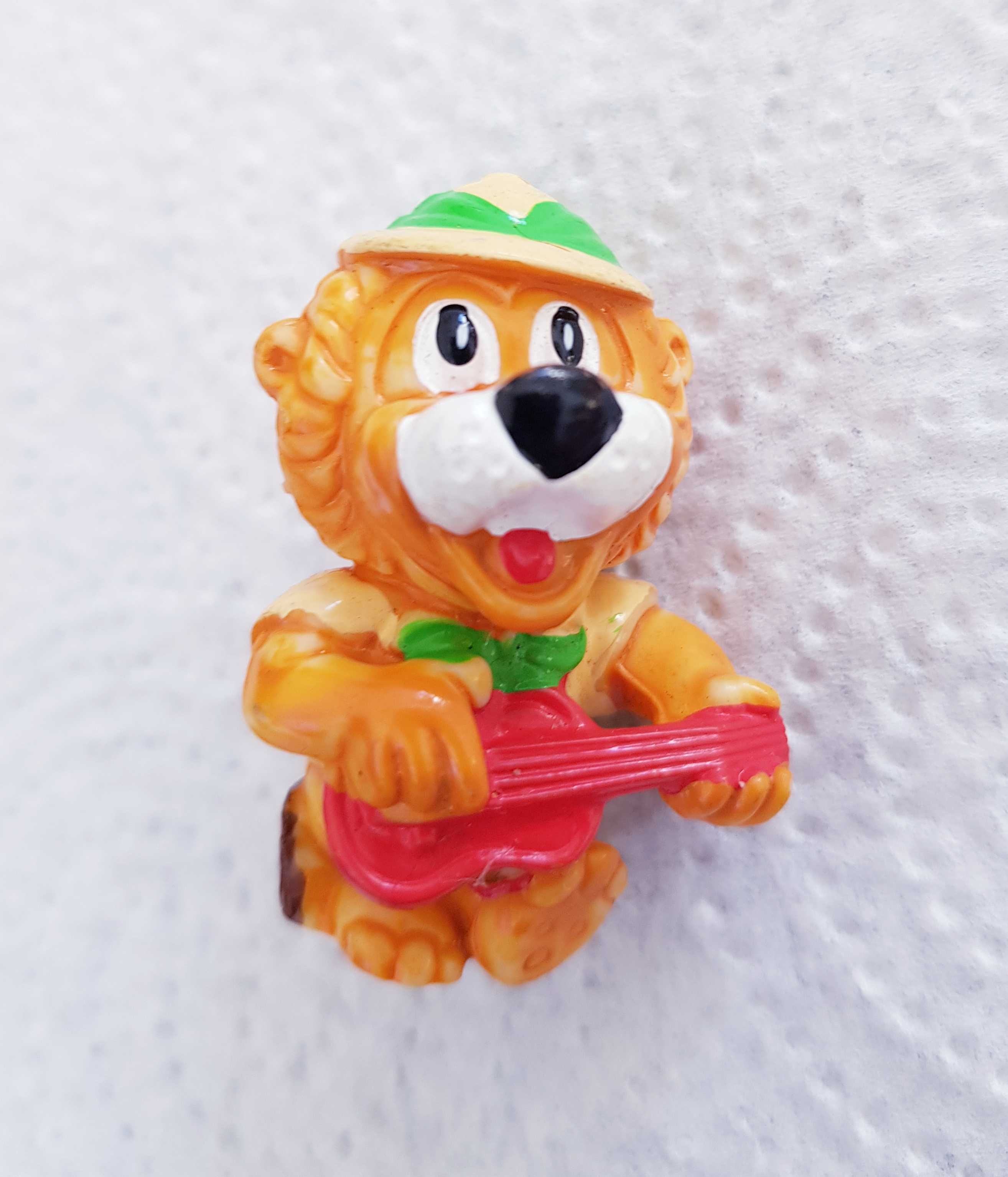 Lew z gitarą  figurka Kinder surprise