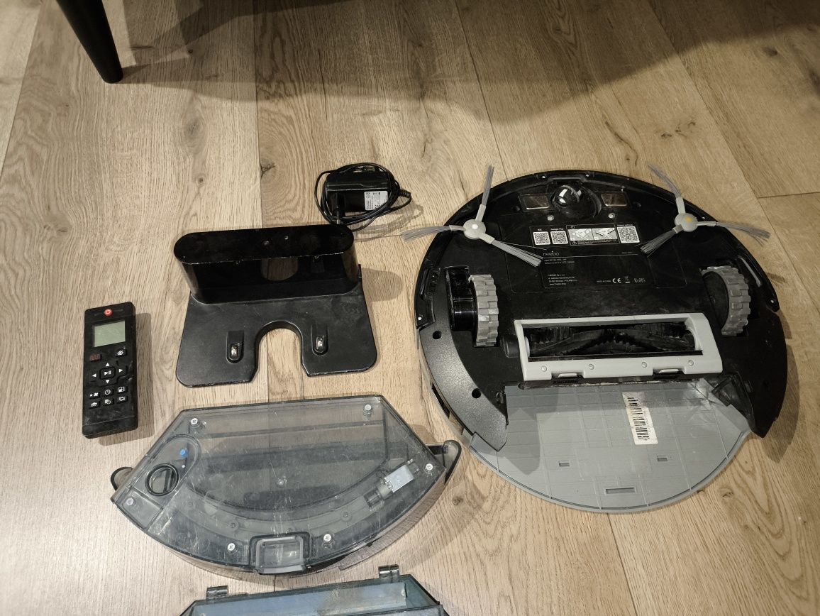 Robot sprzatający neebo odkurzacz