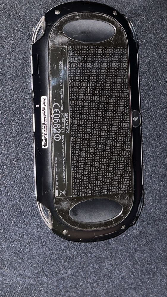 PS Vita z pudełkiem i grą