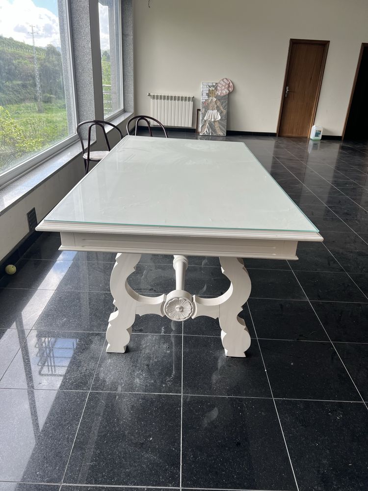 Mesa branca clássica com madeira branca e vidro