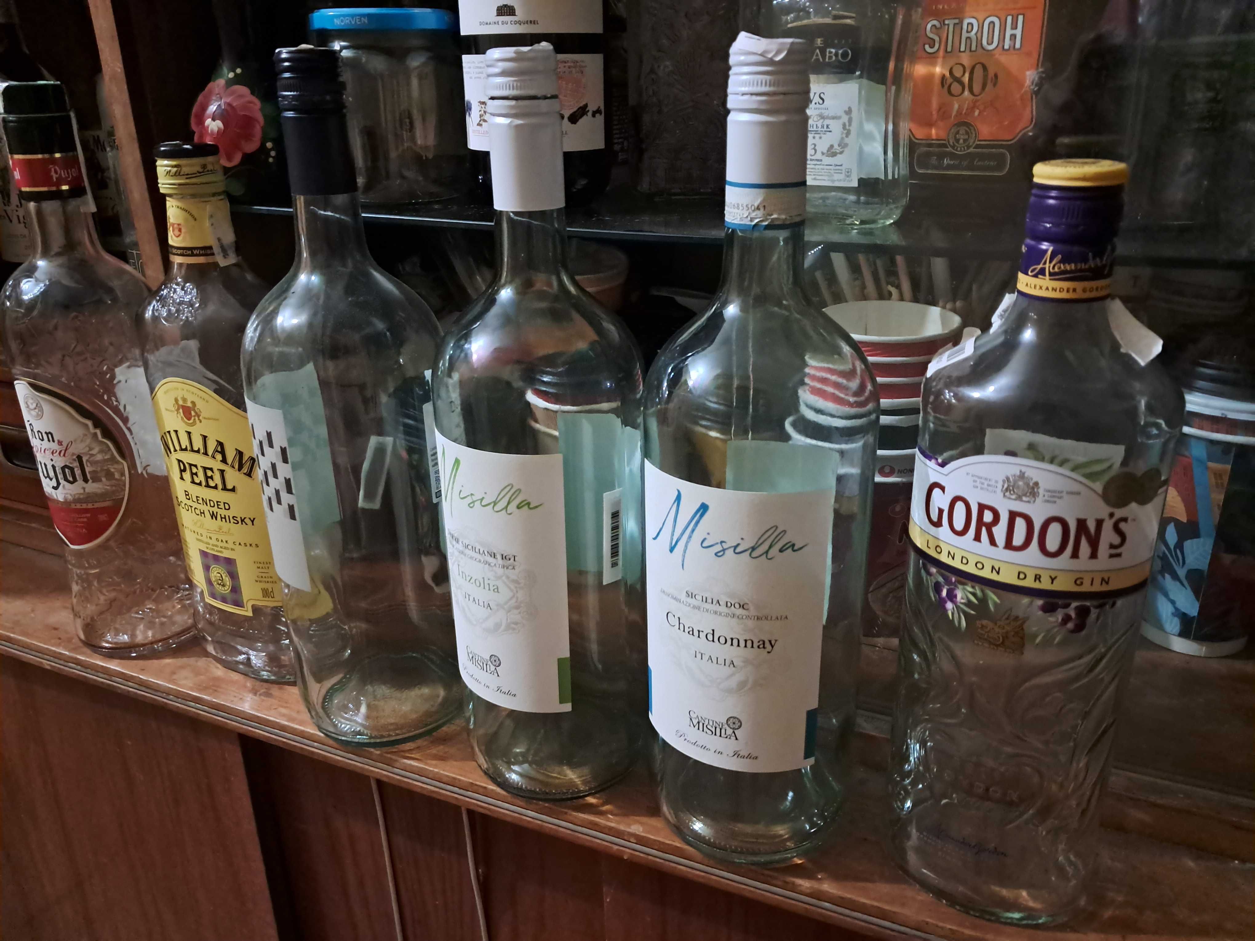 САМОВИВІЗ ТІЛЬКИ. Віддам бутилки із закрутками, кому потрібні, центр