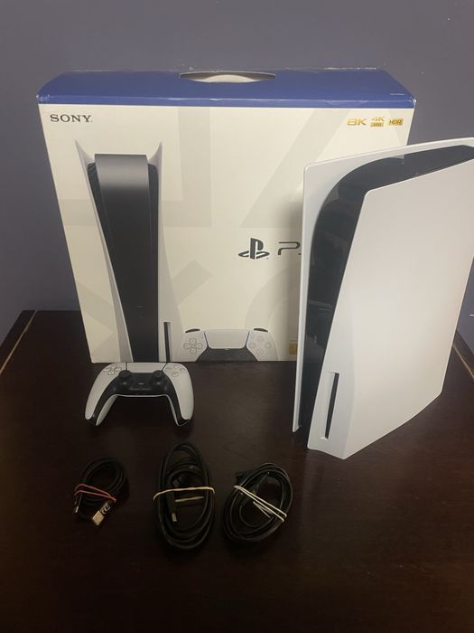 Konsola PS5 z napędem + pad i okablowanie