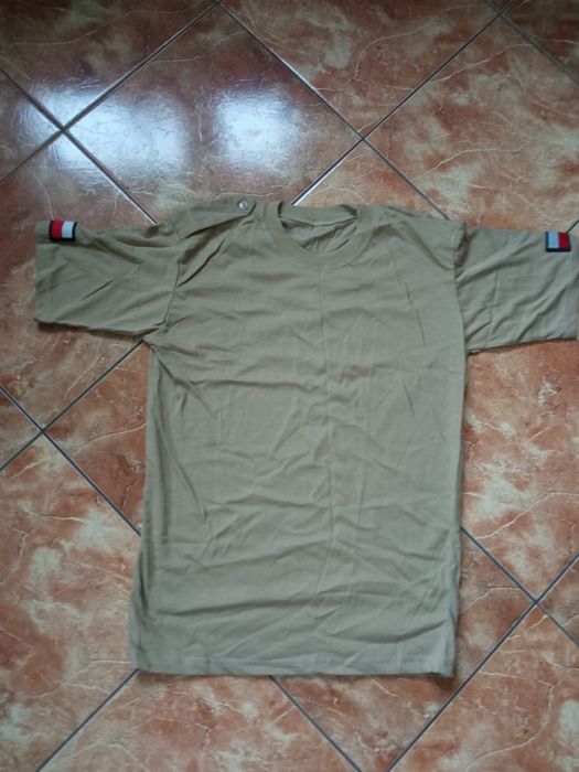 Koszulka z krutkim rękawem w kolorze pustnnym