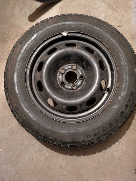 Opony zimowe 195/65 R15 z felgami – bardzo dobry stan