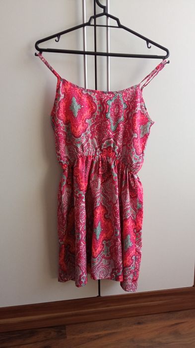 Śliczna sukienka Boohoo