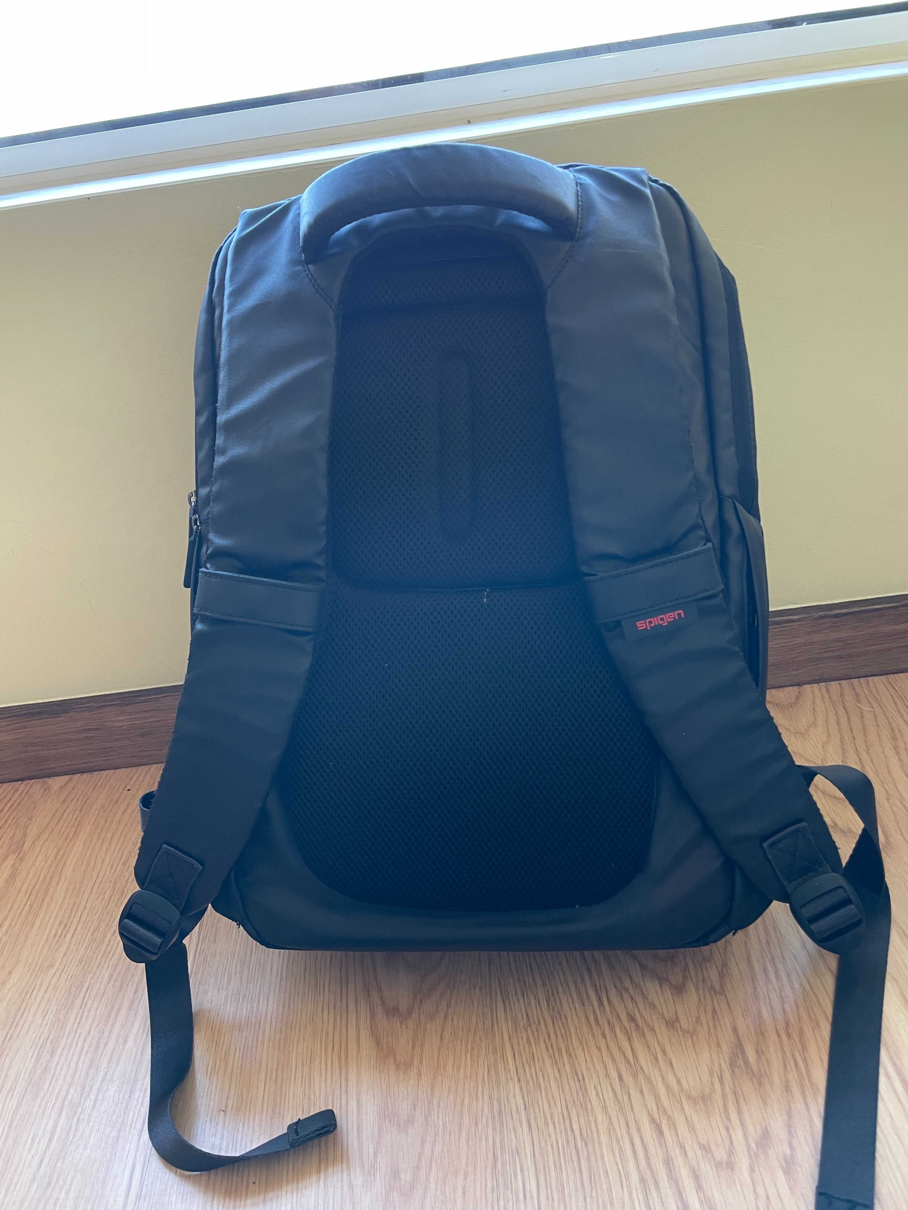 Mochila de computador portátil, preta, impermeável.