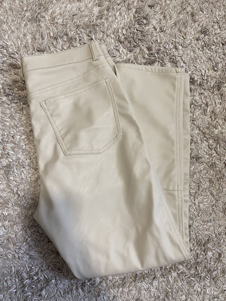 Kremowe spodnie z ekoskórki proste h&m XL