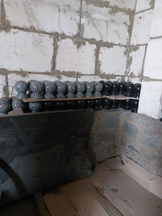 Гранітні вироби:пам'ятники,  вази, шари,балясини , колони.