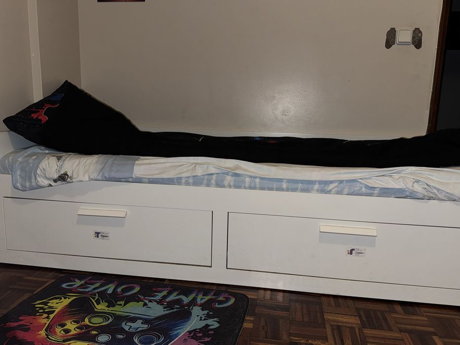Cama com gavetas embutidas branca —  moderna e funcional