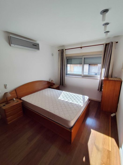 Conjunto de cama e mesas de cabeceira