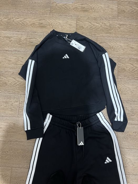 Продам спортивний костюм adidas на флісі
