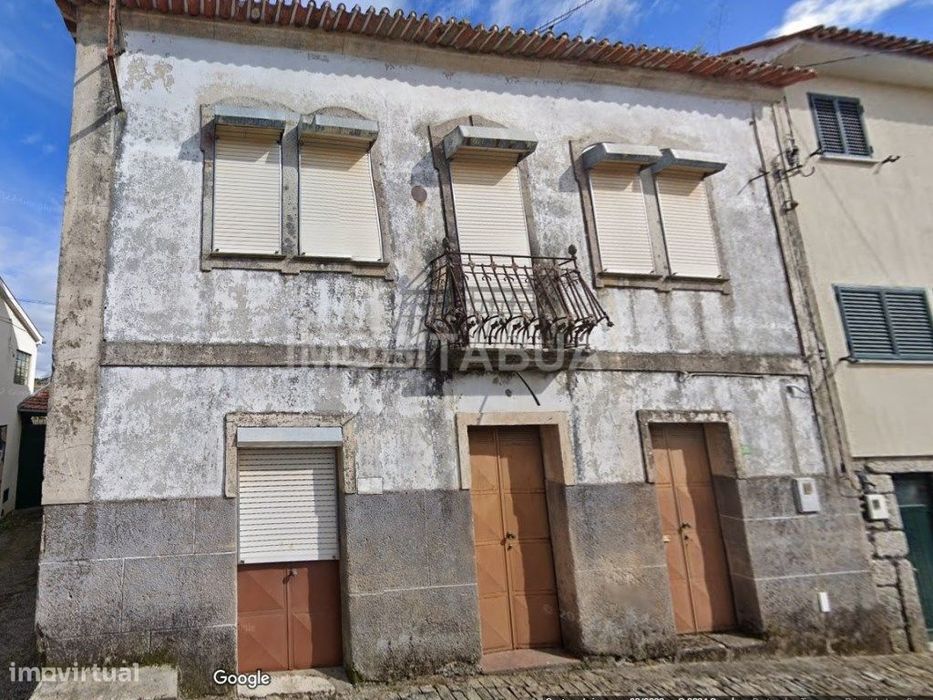 Moradia tradicional com 4 quartos com um grande jardim, pátio, área...