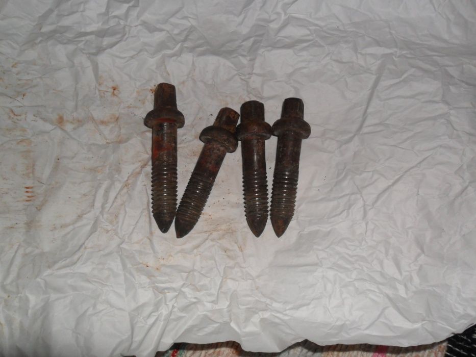 Cama individual de ferro  maciço, antiga