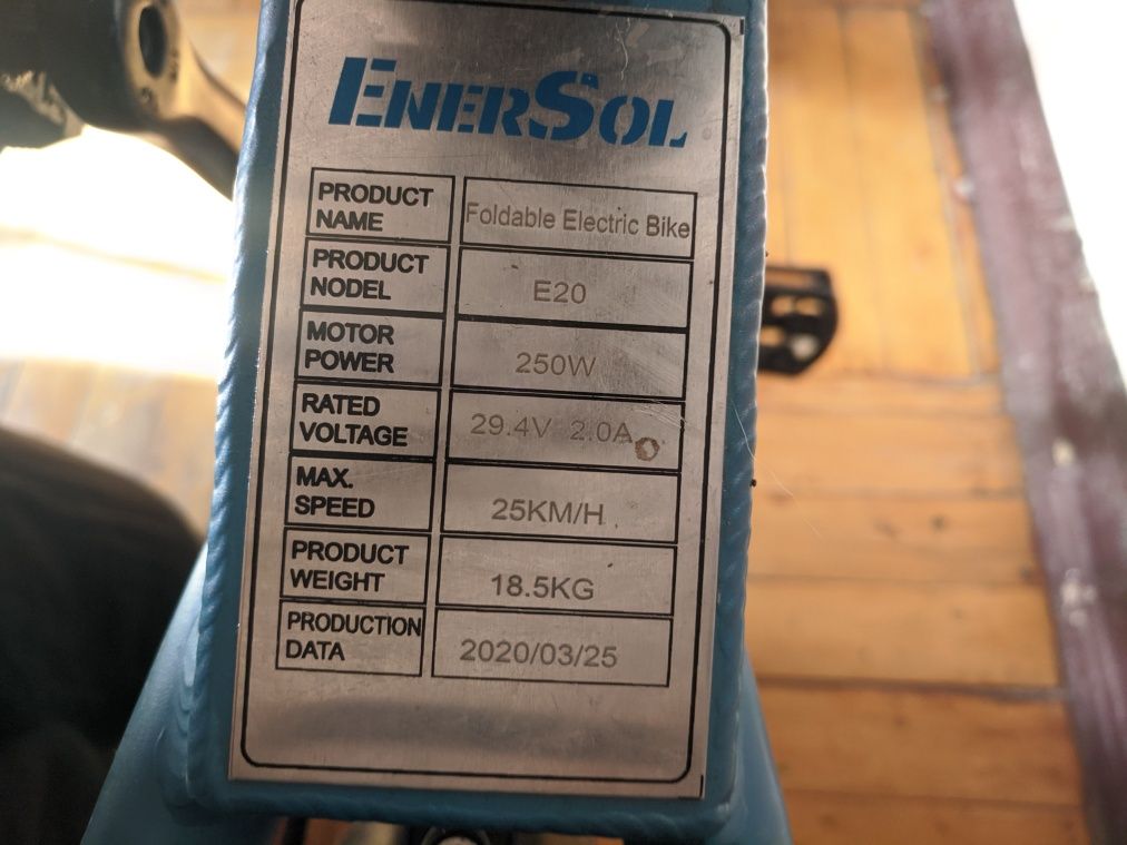Електровелосипед Enersol, складаний, на ходу.
