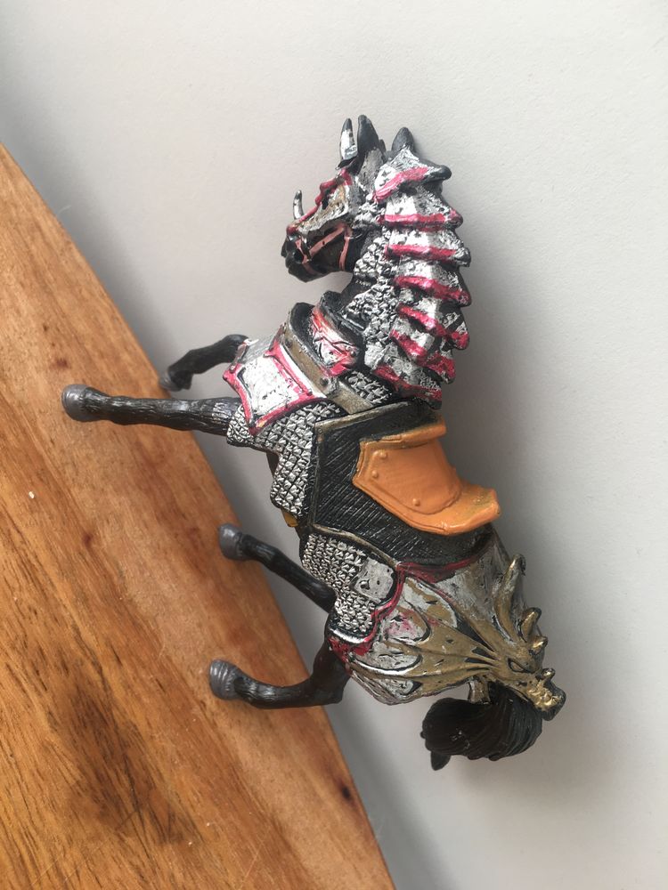 Figurka ozdoba smok koń zbroja