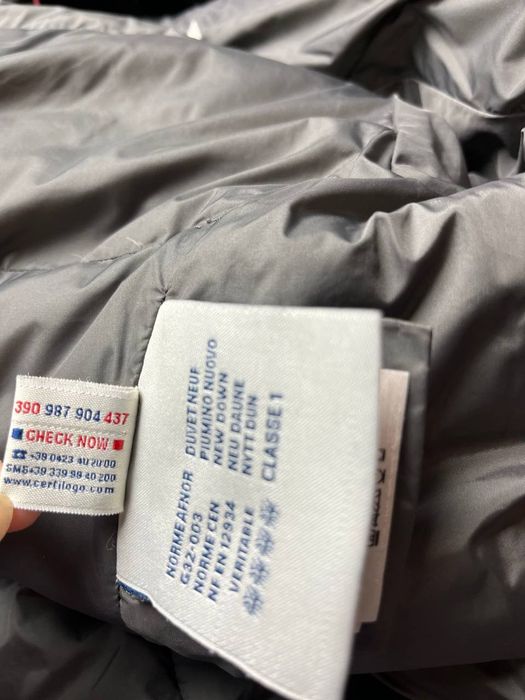 довгий пуховик Moncler Moka сірого кольору.