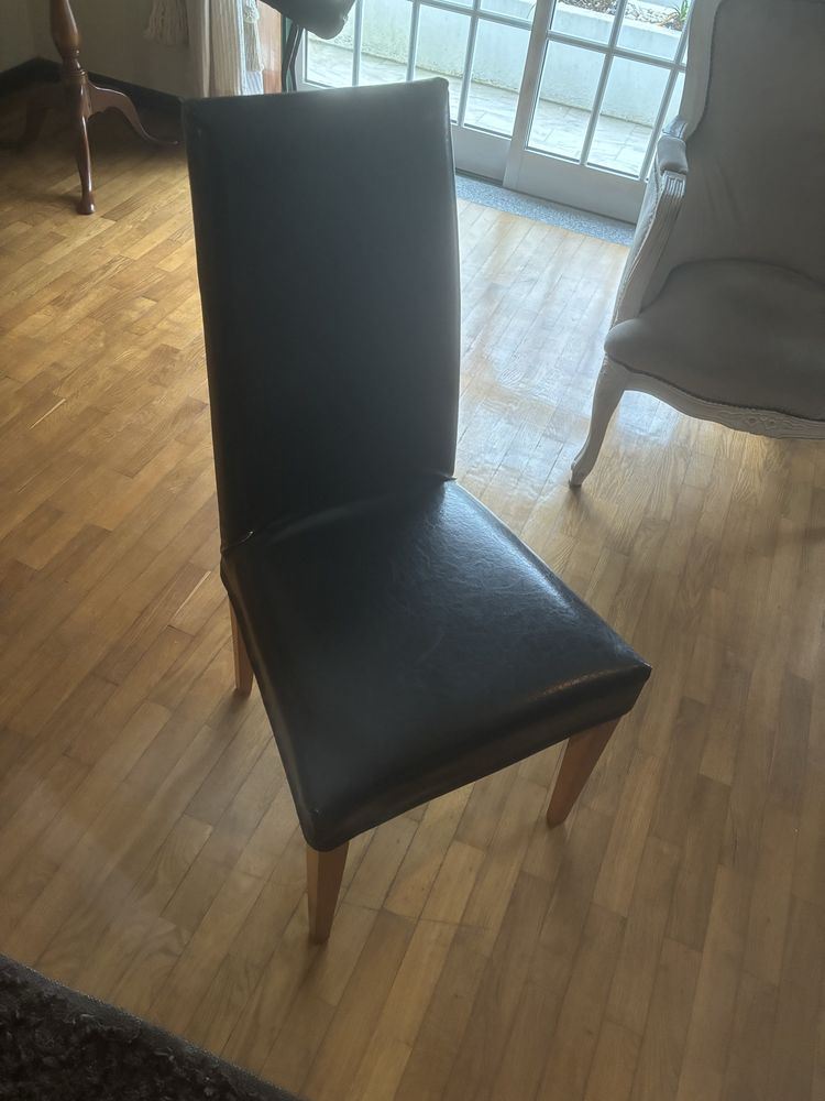 Variadas cadeiras de mesa