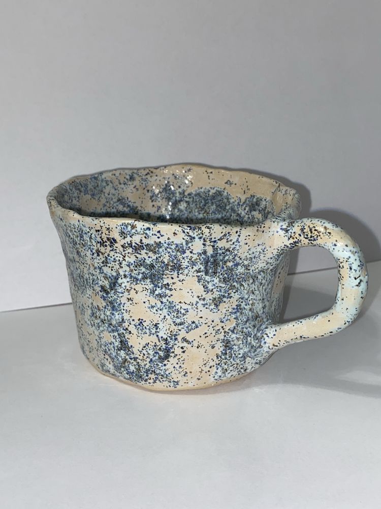 Ceramiczny kubek w niebieskie kropki z gliny DIY