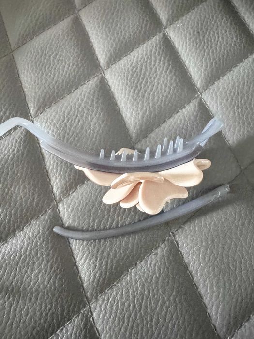 Plastikowa spinka z dużym kwiatem