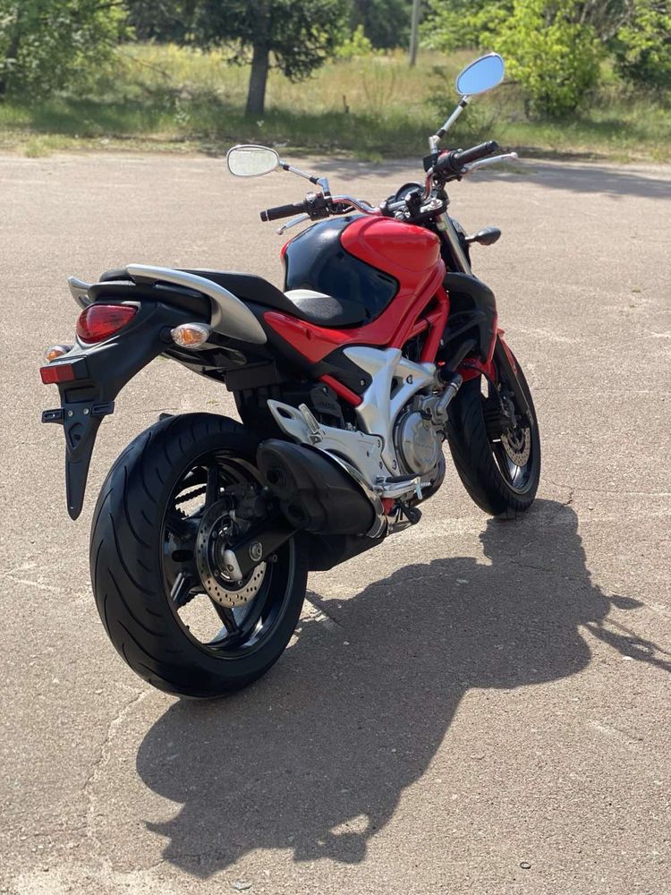 Японський мотоцикл Сузуки Гладіус Suzuki Gladius 400 з Японії