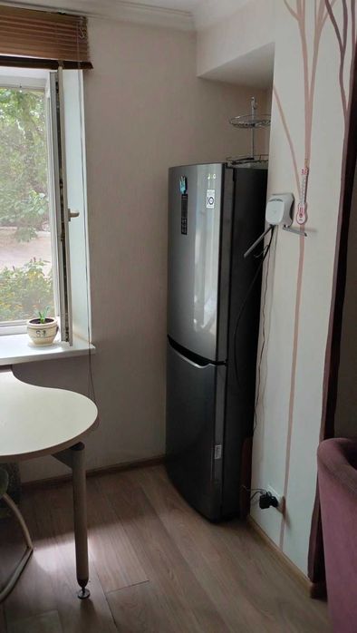 Здам 2 кімнати з 4 у квартирі,жити з власницею,яка на кріслі колісному