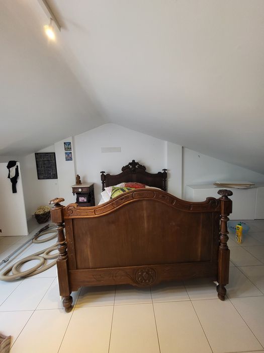 Cama antiga de madeira mogno maciço